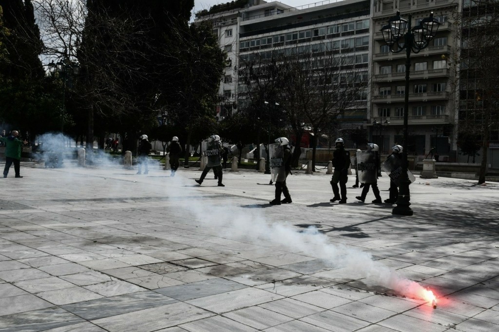 Νέος κύκλος επεισοδίων στο Σύνταγμα – Σφοδρές αντιδράσεις από την αντιπολίτευση για τη χρήση χημικών από την ΕΛ.ΑΣ.
