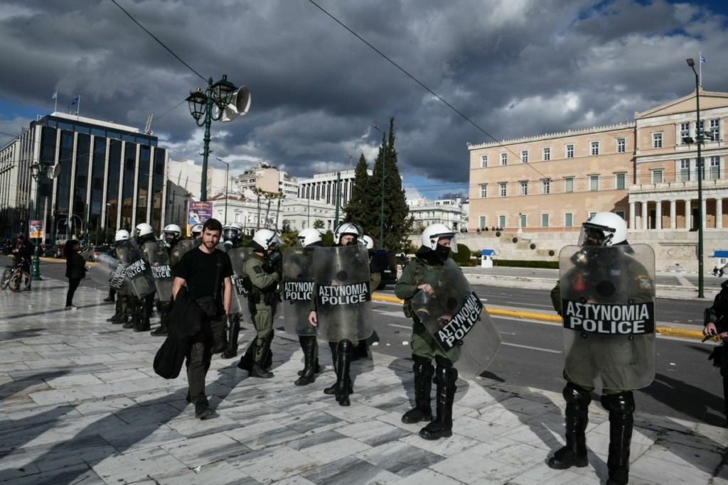 Πορεία στο Σύνταγμα για το δυστύχημα στα Τέμπη – 10 προσαγωγές και 2 συλλήψεις ατόμων