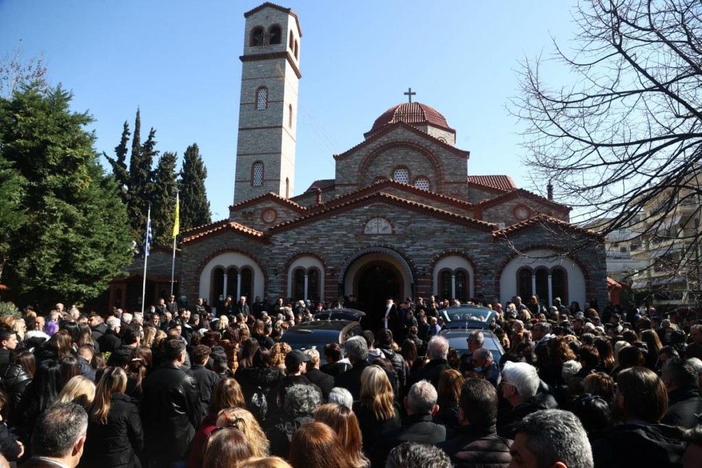 Βουβός πόνος και οργή σε Καρδίτσα και Καλαμαριά στις κηδείες των θυμάτων των Τεμπών (vid)