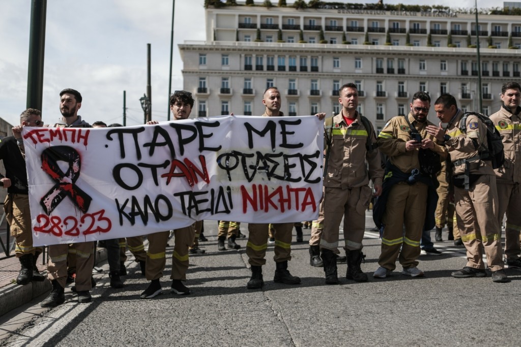 Συγκέντρωση διαμαρτυρίας εποχικών πυροσβεστών στο Σύνταγμα