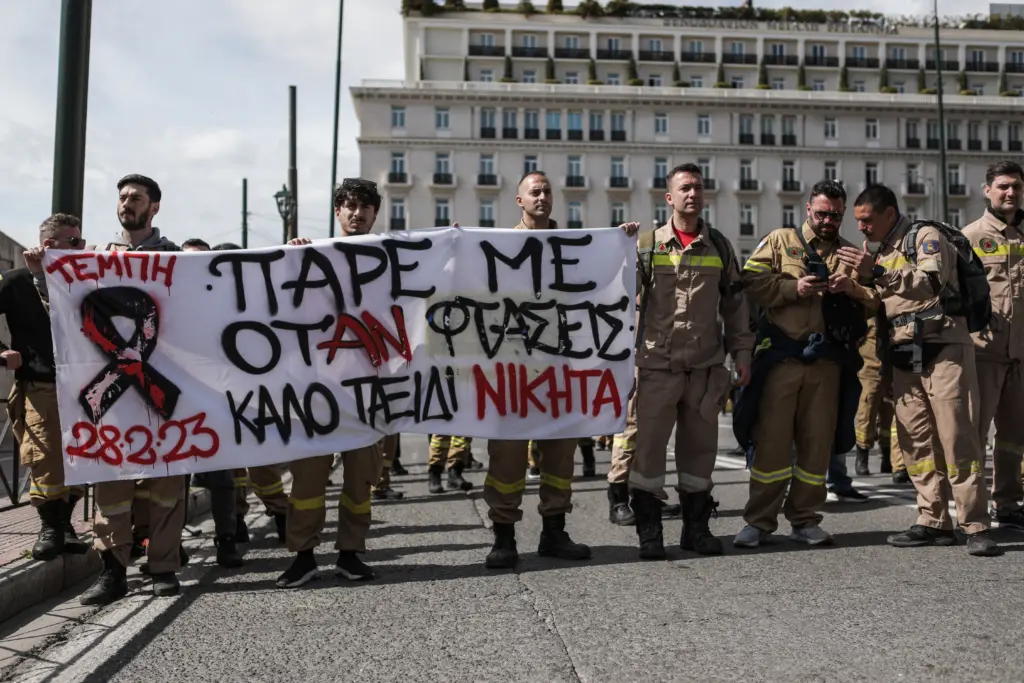 Συγκέντρωση διαμαρτυρίας εποχικών πυροσβεστών στο Σύνταγμα