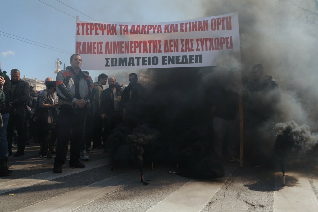 Προσαγωγές στο κέντρο της Αθήνας – Βρέθηκαν φωτοβολίδες και όπλο-ρέπλικα σε σακίδια
