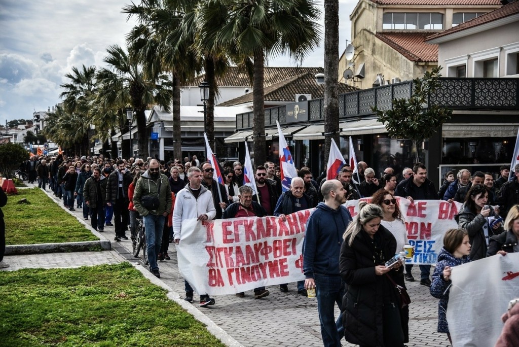 Διαμαρτυρίες και στην Πρέβεζα για τα θύματα στα Τέμπη – “Ποτέ δε θα ξεχάσουμε το έγκλημα στα τρένα” (pics&vid)