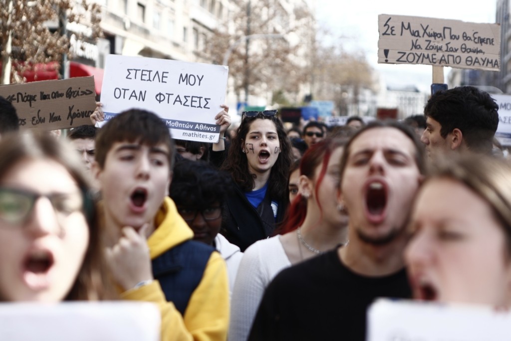 Χιλιάδες πολίτες στο κέντρο της Αθήνας για τα θύματα στα Τέμπη – “Εκδίκηση θα πάρουμε για εσένα μικρέ”