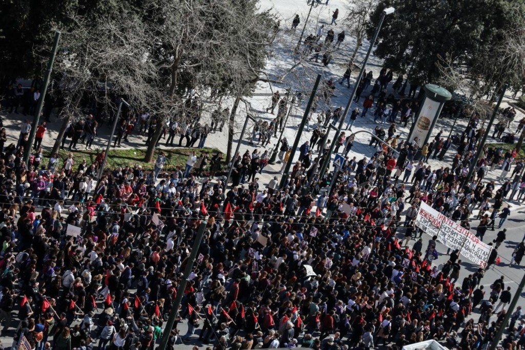 “Έπνιξαν” την πρυτανεία του ΕΚΠΑ με δακρυγόνα – Τραυματισμοί και ζημιές στο κτίριο (pics)