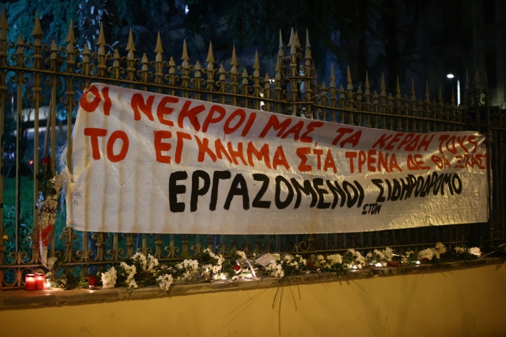 Επεισόδια στην πορεία στη Θεσσαλονίκη – Πέταξαν μπογιές στην τράπεζα της Ελλάδος (pics&vid)