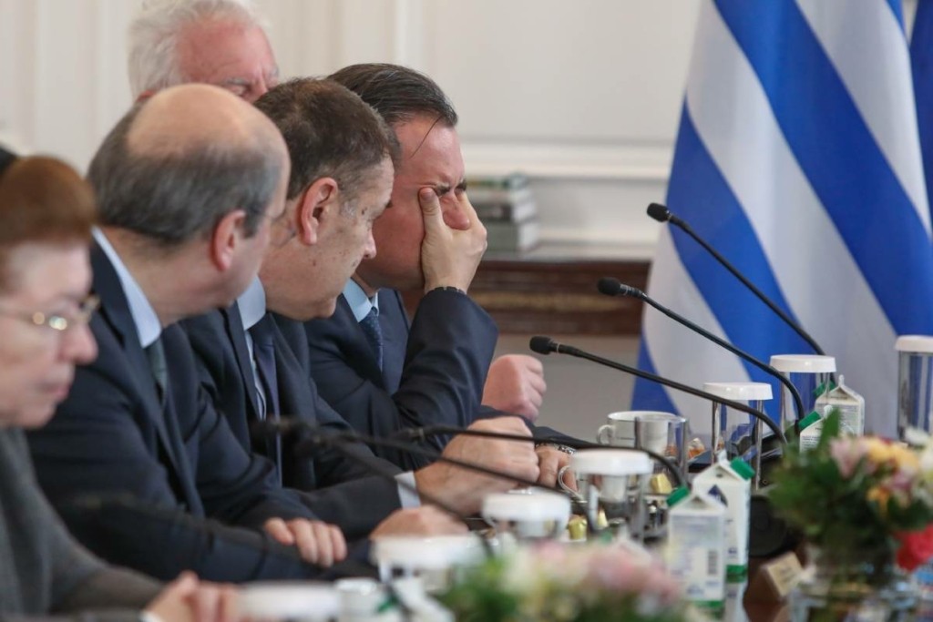 Βαριά η σκιά της τραγωδίας των Τεμπών στο Υπουργικό – Όλοι με σκυθρωπά πρόσωπα (pics)