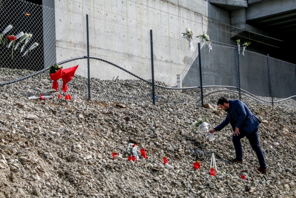 Σε απόγνωση ο μηχανοδηγός πριν τη σύγκρουση – “Λάρισα ακούει; Πάω καλά;” – Οι επίμονες ερωτήσεις στον σταθμάρχη
