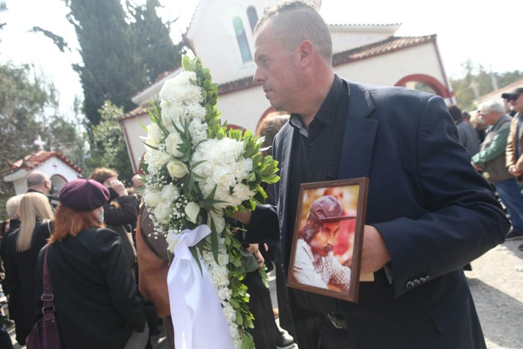 Πλήθος κόσμου στην κηδεία του βραβευμένου σκηνοθέτη Λάκη Παπαστάθη (pics&vid)