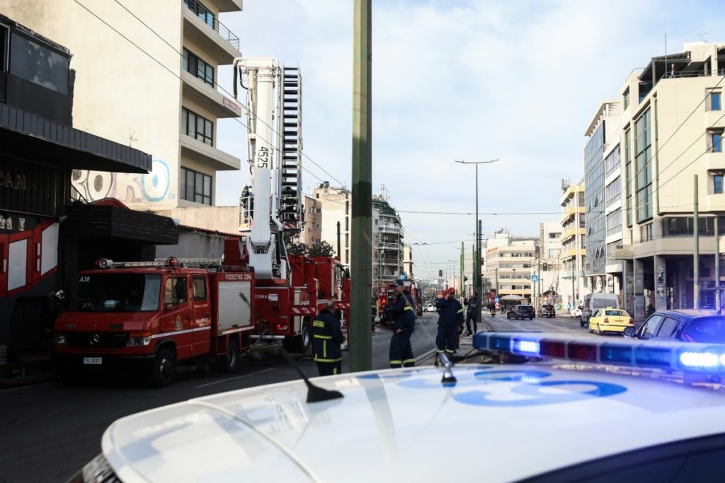 Εργατικό ατύχημα στην Καλλιθέα – Άνδρας εγκλωβίστηκε σε μηχάνημα οικοδομικών υλικών