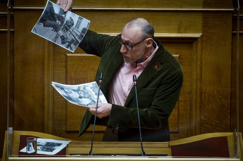 Ατύχημα για τον Κλέωνα Γρηγοριάδη στη Βουλή – Τραυματίστηκε ελαφρά ο βουλευτής