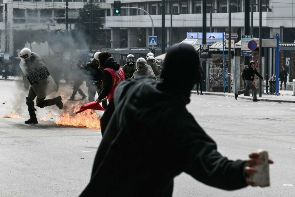 Πεδίο μάχης το κέντρο της Αθήνας – Μολότοφ, χημικά  και συμπλοκές σε Σύνταγμα και Προπύλαια – 12 προσαγωγές (pics&vid)