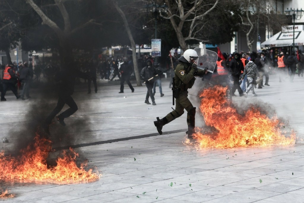 Επίθεση με μολότοφ σε διμοιρία ΜΑΤ στο Γουδή
