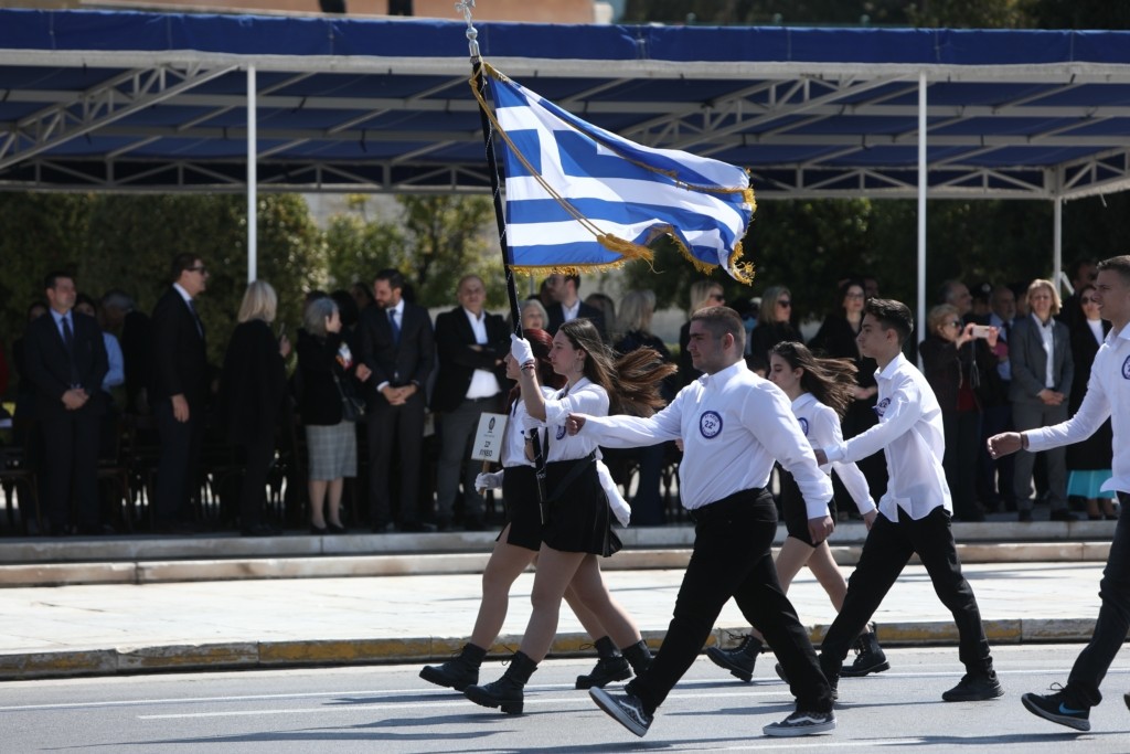 Ξεκίνησε η μαθητική παρέλαση στο κέντρο της Αθήνας  (pics)