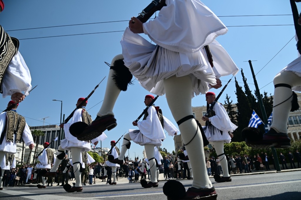 Μεγαλειώδης στρατιωτική παρέλαση για την 25η Μαρτίου – Δείτε φωτογραφίες και βίντεο
