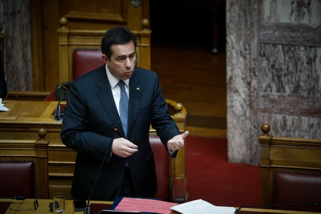 Αντιπαράθεση στη Βουλή Μηταράκη – Βελόπουλου για το μεταναστευτικό