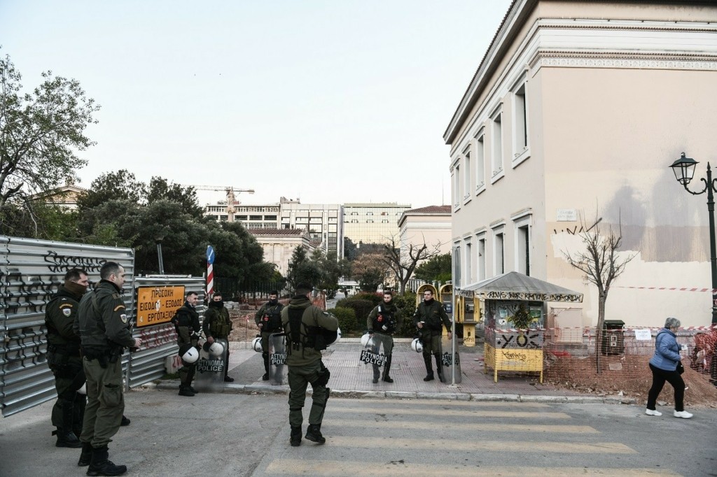 Το χρονικό της επιχείρησης εκκένωσης της κατάληψης στην πρυτανεία του ΕΚΠΑ – “Ανοίξτε μη σπάσουμε την πόρτα” (vids)