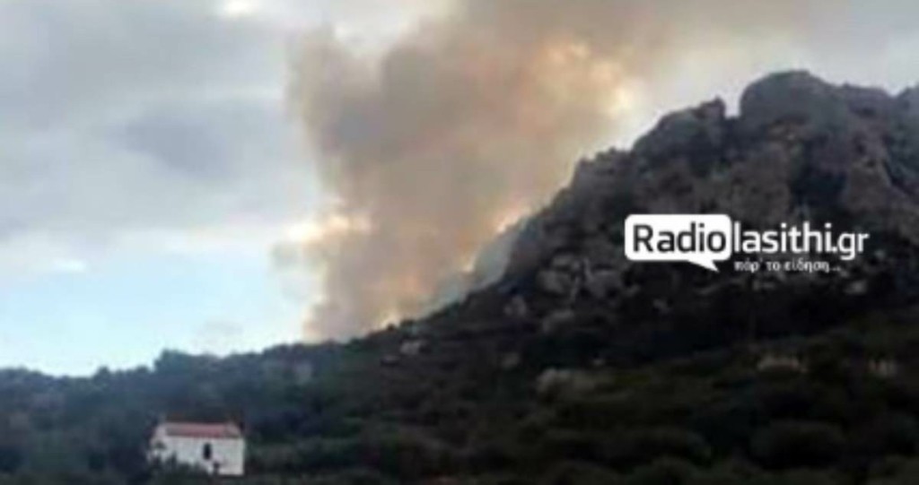 Φωτιά στην Καλαμαύκα Ιεράπετρας, στην Κρήτη – Επιχειρούν πυροσβεστικές δυνάμεις
