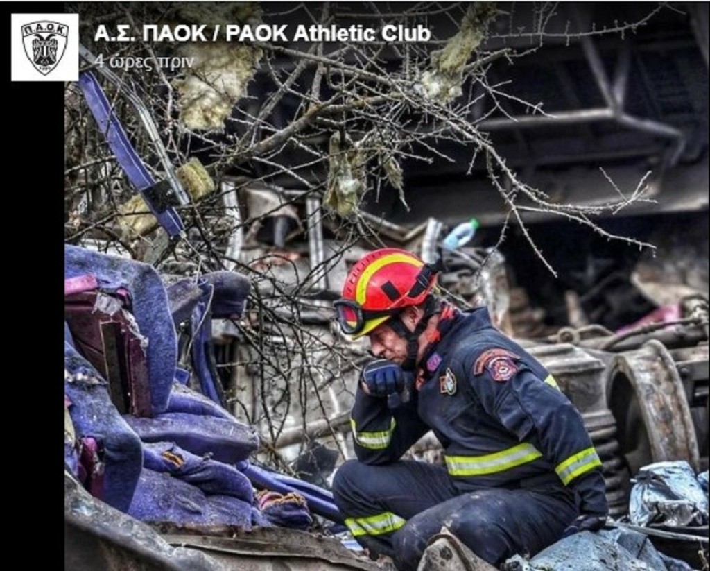 Συγκλονιστική φωτογραφία – Προπονητής του ΠΑΟΚ που υπηρετεί στην ΕΜΑΚ δακρύζει για την τραγωδία στα Τέμπη