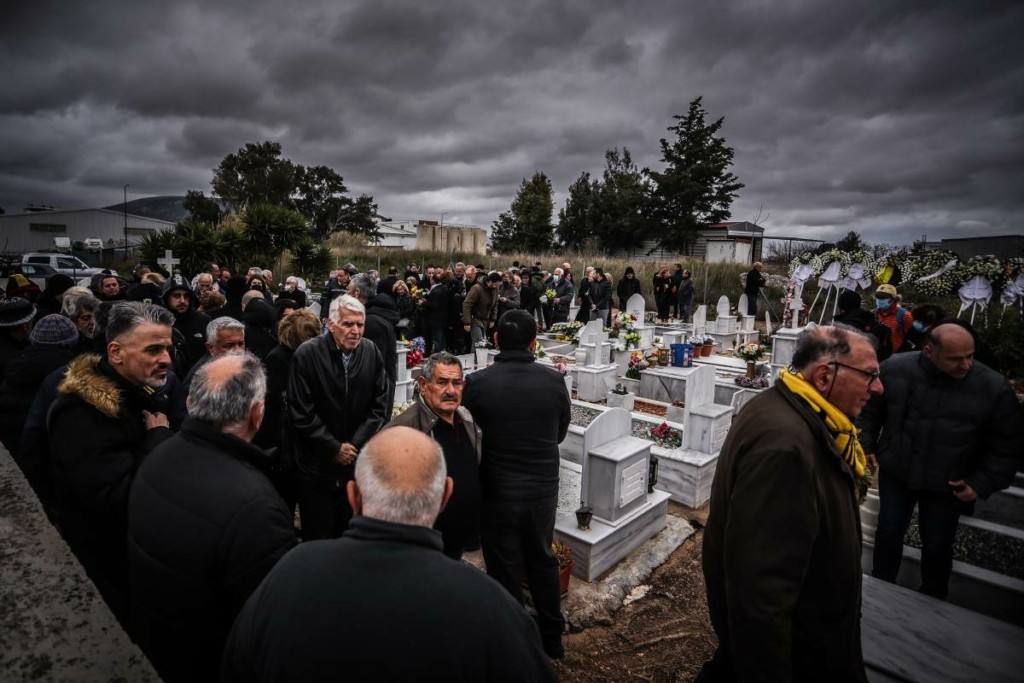 Στην τελευταία του “κατοικία” ο Μίμης Παπαϊωάννου – Εικόνες από την ταφή του κορυφαίου “άσσου”