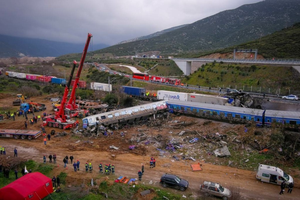 Συνταρακτικές οι μαρτυρίες των επιβατών για το πολύνεκρο δυστύχημα στα Τέμπη – “Βιώσαμε μια κόλαση”