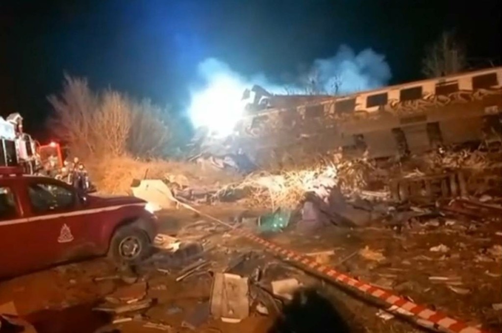 Ανατριχιάζουν οι εικόνες λίγα δευτερόλεπτα μετά τη σύγκρουση των τρένων – “Βγείτε όλοι έξω” (vid)