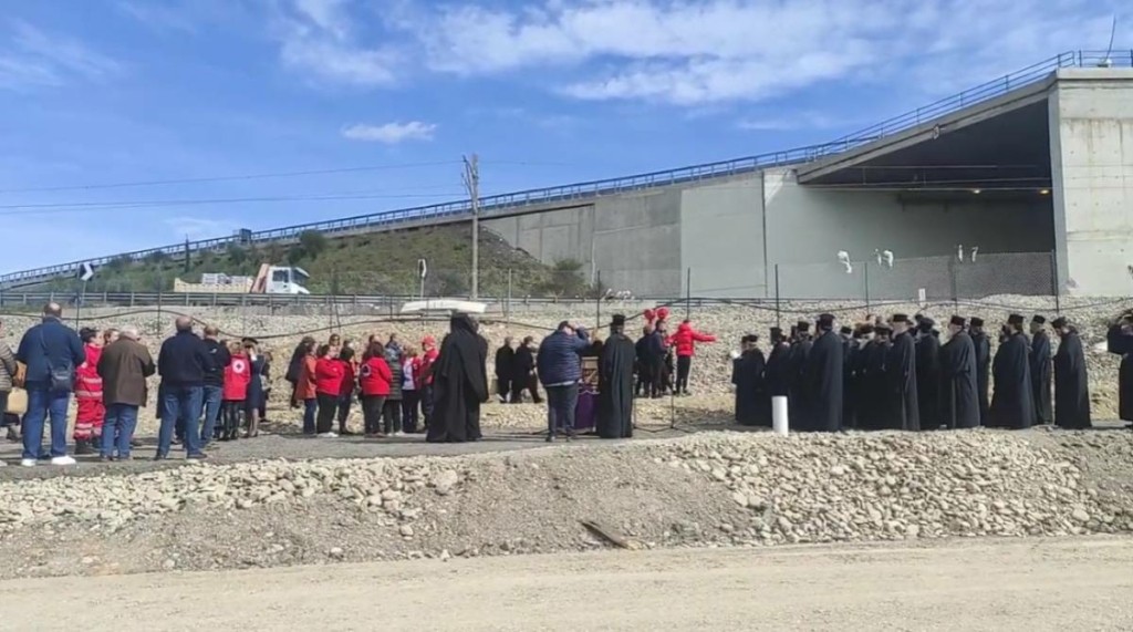 Ρίγη συγκίνησης στο σημείο της εθνικής τραγωδίας στα Τέμπη – Τρισάγιο για τα 57 θύματα (pics&vid)