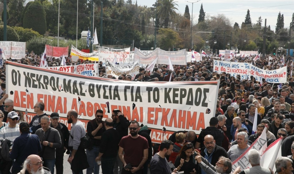 Πλήθος κόσμου στο νέο συλλαλητήριο στο Σύνταγμα για τα Τέμπη – “Το έγκλημα αυτό δεν θα ξεχαστεί” (pics)