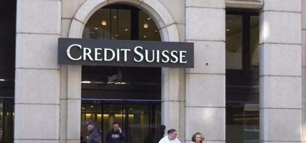 Νέα “βουτιά” άνω του 11% για τη μετοχή της Credit Suisse μετά την “ένεση” των 50 δισ. φράγκων