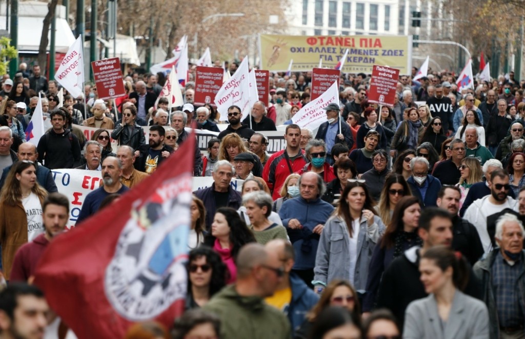 Χιλιάδες κόσμου στο Σύνταγμα για τα Τέμπη – “Αγώνας ως την τελική δικαίωση” – Άνοιξαν οι δρόμοι (pics&vid)