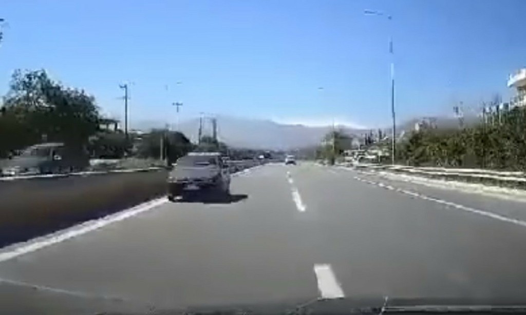 Τρόμος στον ΒΟΑΚ – Αυτοκίνητο κινείται ανάποδα με μεγάλη ταχύτητα (vid)