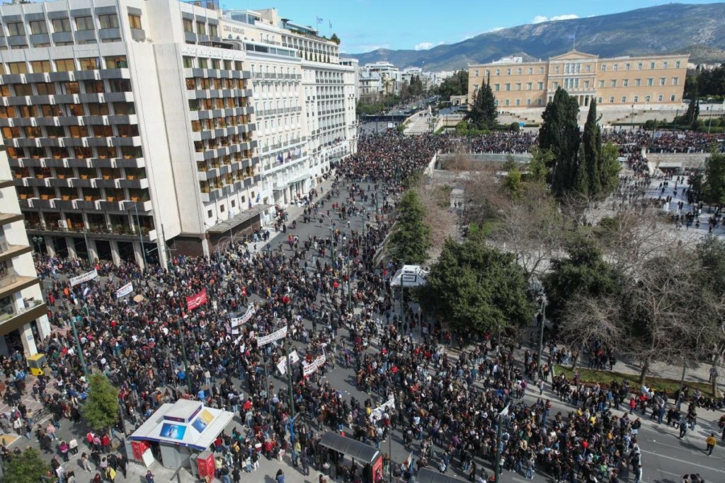 Ολοκληρώθηκαν οι μαζικές απεργιακές συγκεντρώσεις στην Αθήνα για το δυστύχημα στα Τέμπη (pics&vids)