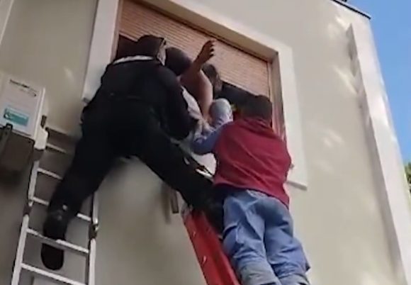 Βίντεο από τη διάσωση ανήλικου από φλεγόμενο σπίτι στην Αττική – Ο άτυχος νεαρός διασωληνώθηκε
