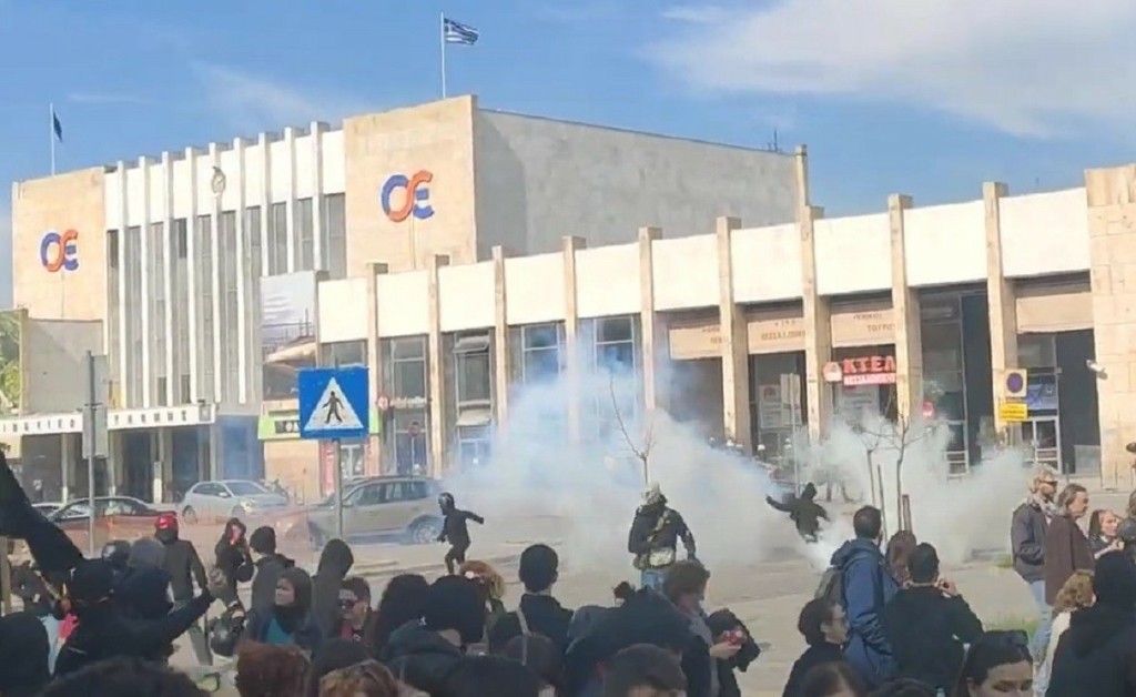 Επεισόδια και ένταση στην πορεία της Θεσσαλονίκης – “Μάχες” κουκουλοφόρων με ΜΑΤ (vids)