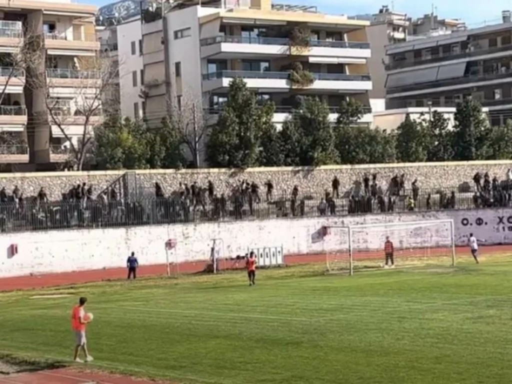 Πεδίο μάχης το ματς Χολαργός-Ηλυσιακός – Μπούκαραν στον αγωνιστικό χώρο και τα έκαναν γυαλιά καρφιά (vid)