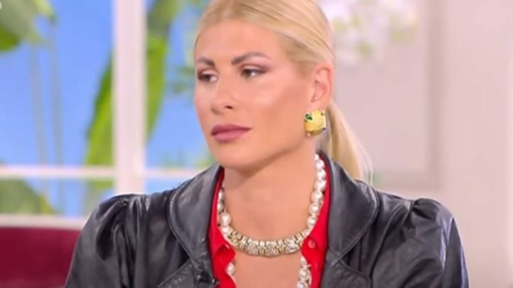Η Ευρυδίκη Παπαδοπούλου αποκαλύπτει το παρασκήνιο για την ερωτική συνεύρεση Μάριου-Σοφιάνας (vids)