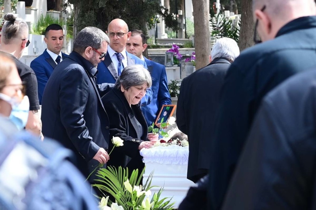 Σε κλίμα οδύνης η κηδεία του δημοσιογράφου Παναγιώτη Γκαραγκάνη – Ήταν μόλις 40 ετών (pics)