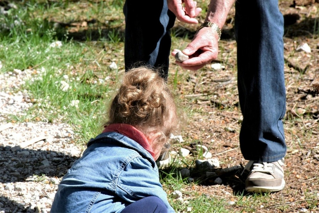 Σκηνές τρόμου στη Λάρισα – Παππούς χτυπούσε και έσερνε το εγγόνι του στο πεζοδρόμιο