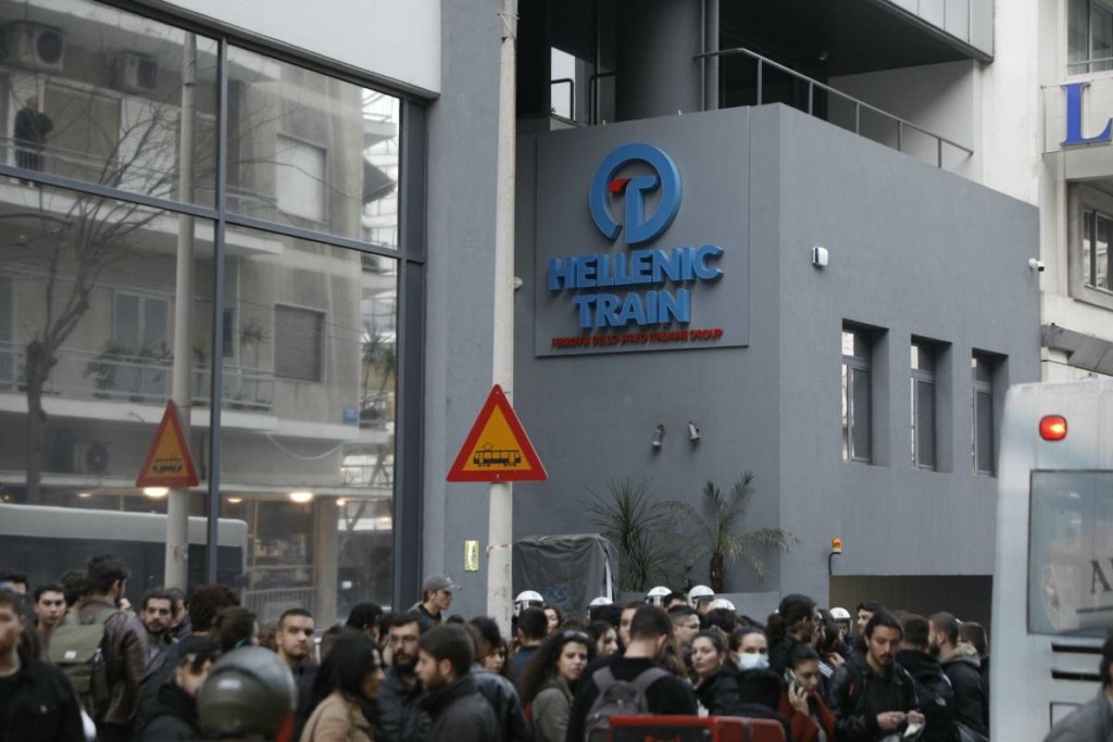 Καταδρομική επίθεση στα γραφεία της Hellenic Train – Πέταξαν πέτρες και εξαφανίστηκαν