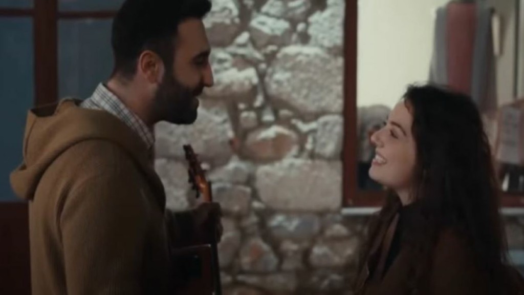 Η γη της ελιάς – Ο Στάθης “σκηνοθετεί” μια ψεύτικη ερωτική ιστορία για να βοηθήσει τον Πότη να κατακτήσει την Άννα