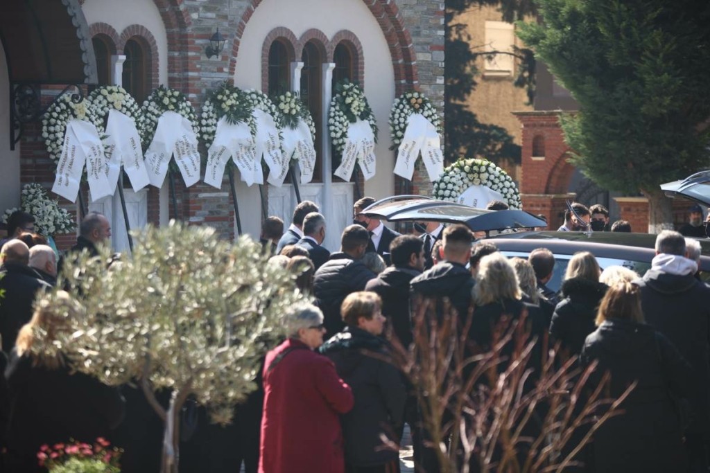 Σπαραγμός στην κηδεία του 54χρονου αστυνομικού και του 15χρονου γιου του που “χάθηκαν” στα Τέμπη (pics&vid)