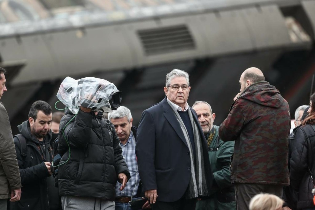 Στα Τέμπη ο Κουτσούμπας – “Δεν πρόκειται για δυστύχημα αλλά για προδιαγεγραμμένο έγκλημα”