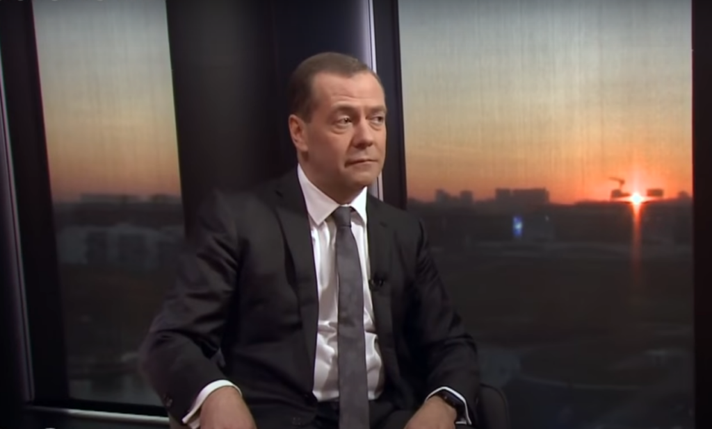 Ο Μεντβέντεφ ζητάει αύξηση παραγωγής όπλων στη Ρωσία με λόγια… του Στάλιν