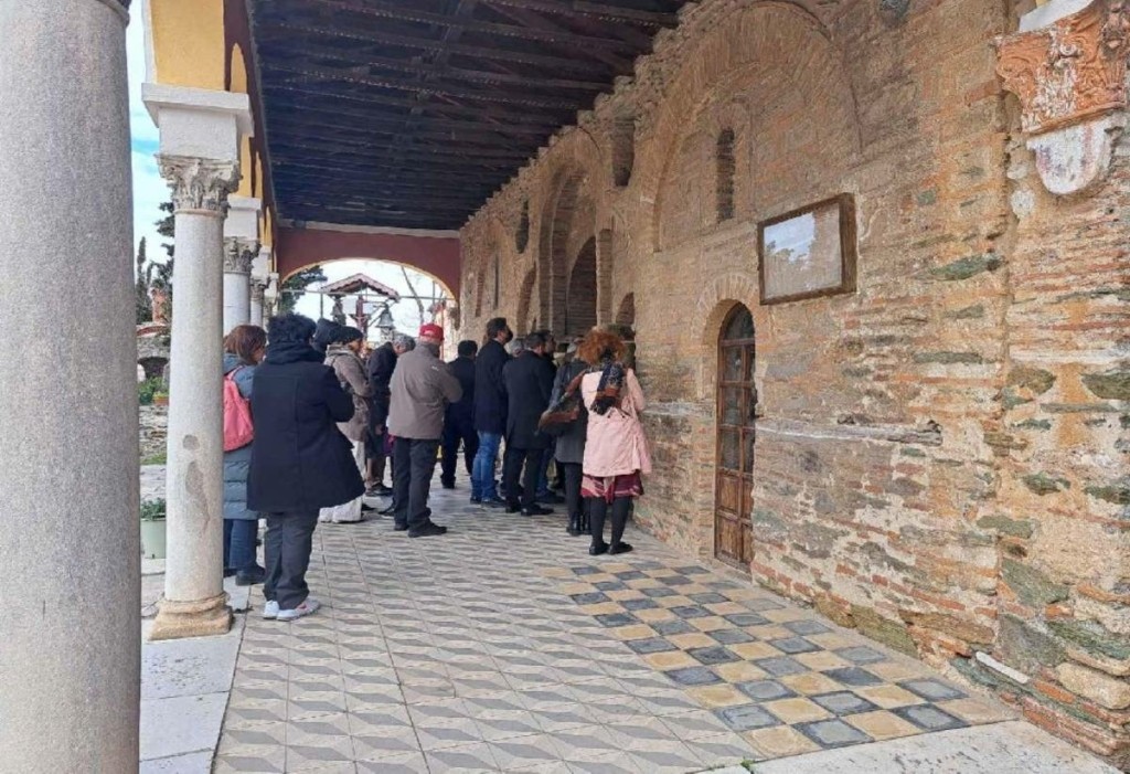 Βαρύ το κλίμα στην επιμνημόσυνη δέηση για τους 12 φοιτητές του ΑΠΘ που σκοτώθηκαν στα Τέμπη