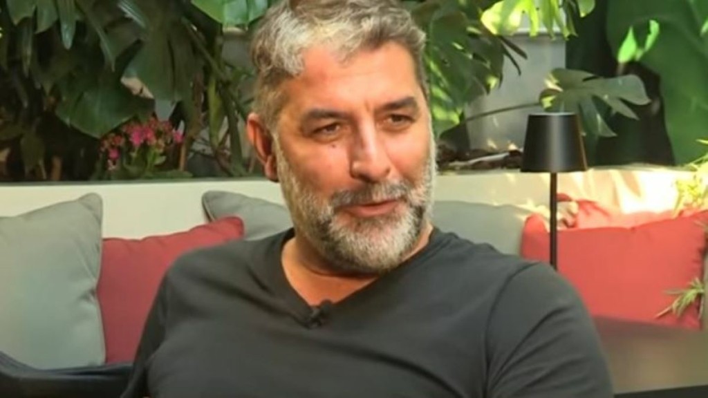 Αγνώριστος ο Βασίλης Μπισμπίκης – Παχύσαρκος και με φαλάκρα (vid)