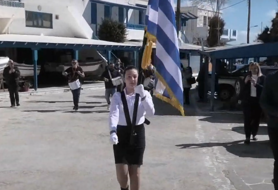 Καταχειροκρότησαν το κορίτσι που έκανε ολομόναχο παρέλαση στη Νάξο (vid)