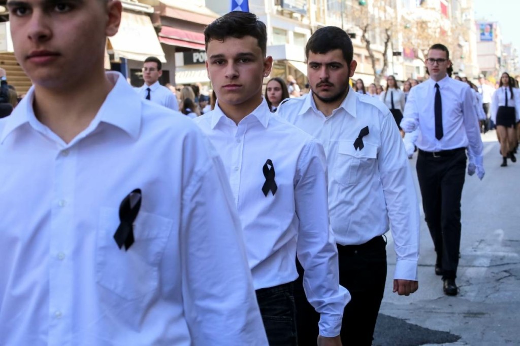 “Πένθιμη” η παρέλαση των μαθητών στη Λάρισα – Έτσι απέτισαν φόρο τιμής στα θύματα των Τεμπών (pics)