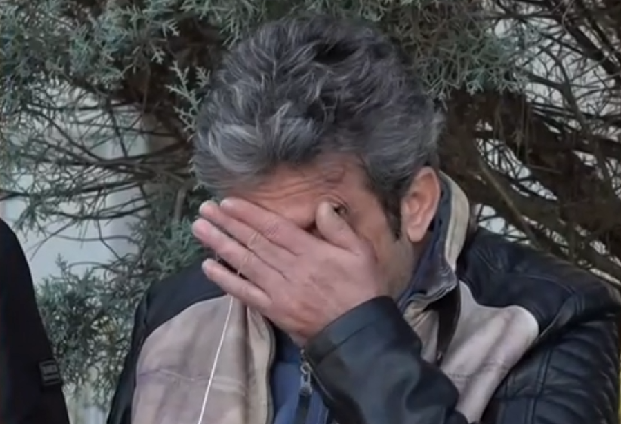 Ραγίζει καρδιές ο πατέρας που ψάχνει τον  γιο του στα συντρίμμια στα Τέμπη – “Τι θα πω στη μητέρα του” (vid)