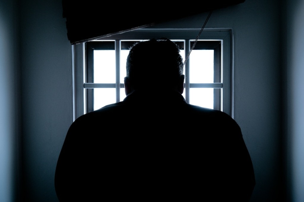 Ισόβια σε 60χρονο στη Θεσσαλονίκη που “βίαζε τη μητέρα του μέχρι να πεθάνει” – “Την στραγγάλισε, χτύπησε και ποδοπάτησε”
