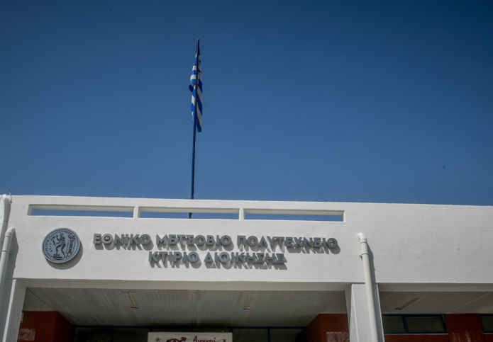 Μολότοφ και πέτρες έξω από το Πολυτεχνείο – Επεισόδια μεταξύ αγνώστων και αστυνομικών